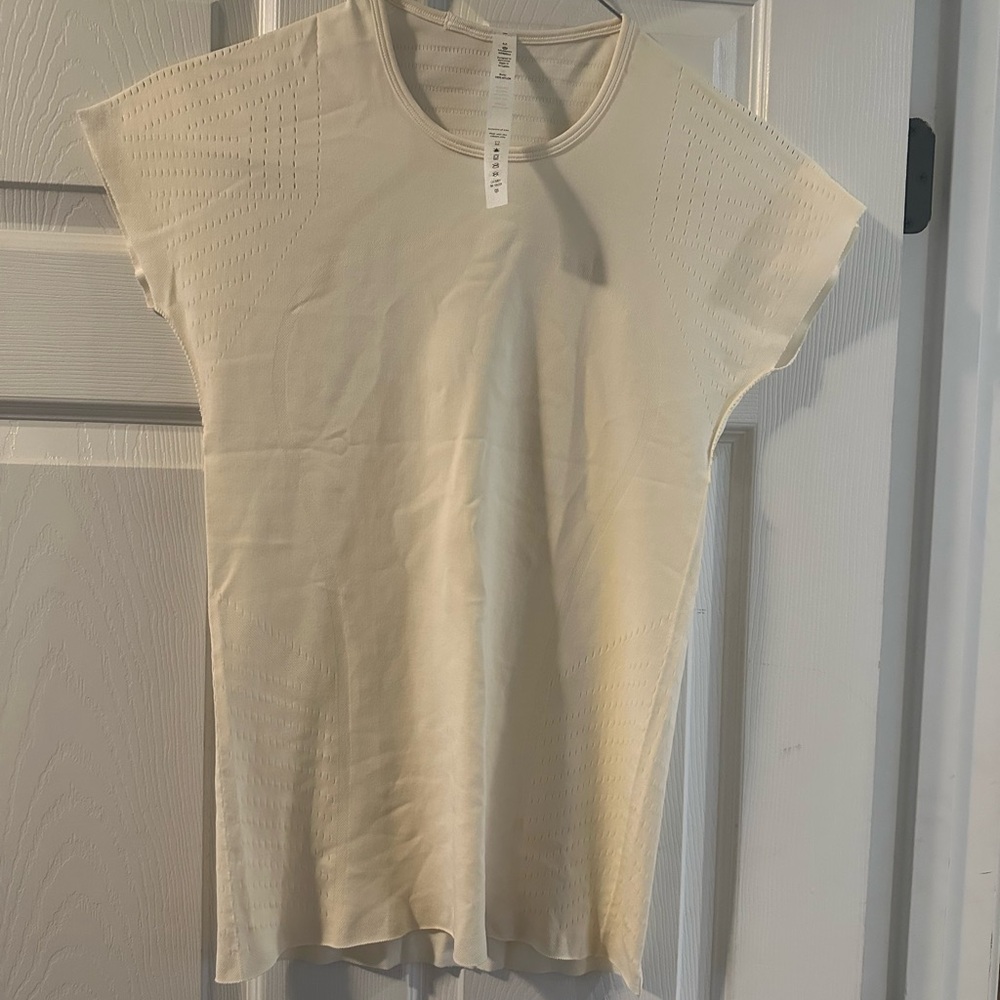 LULULEMON short sleeve tee Time Warp COLOR: Ghost (ivory) SIZE: M (6-8)